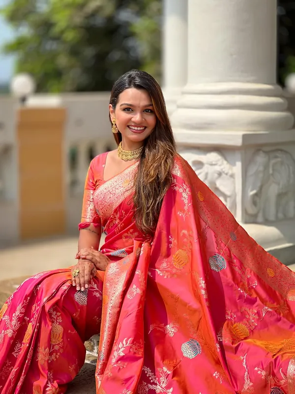 Banarasi_Silk_Blend_Woven_Saree_With_Blouse_Piece