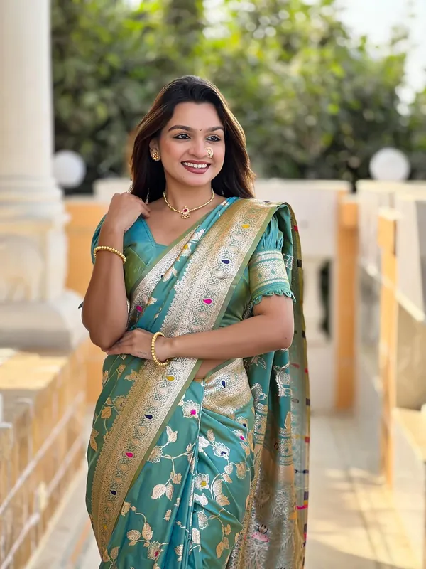 Women_Banarasi_Silk_Jacquard_Saree_With_Unstitched_Blouse_Piece