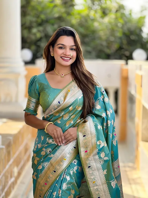 Women_Banarasi_Silk_Jacquard_Saree_With_Unstitched_Blouse_Piece