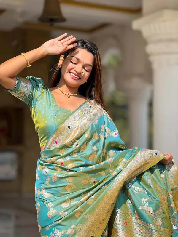 Women_Banarasi_Silk_Jacquard_Saree_With_Unstitched_Blouse_Piece