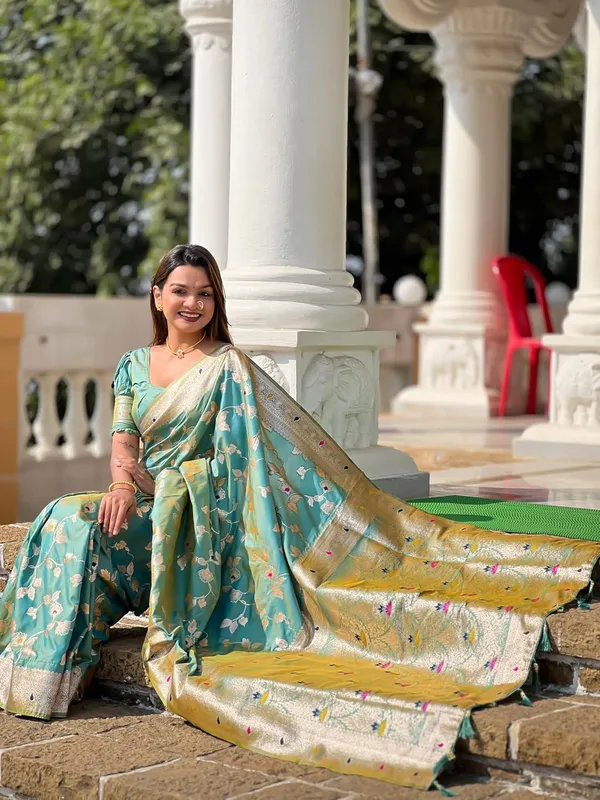 Women_Banarasi_Silk_Jacquard_Saree_With_Unstitched_Blouse_Piece