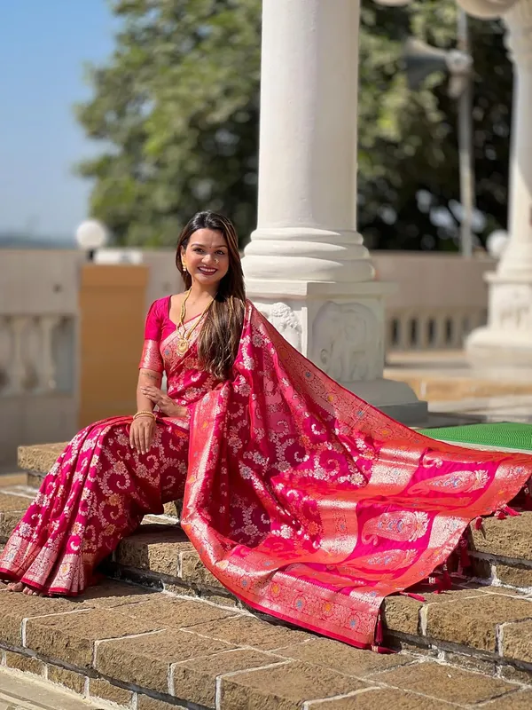 Banarasi_Silk_Blend_Woven_Saree_With_Blouse_Piece