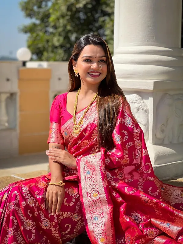 Banarasi_Silk_Blend_Woven_Saree_With_Blouse_Piece