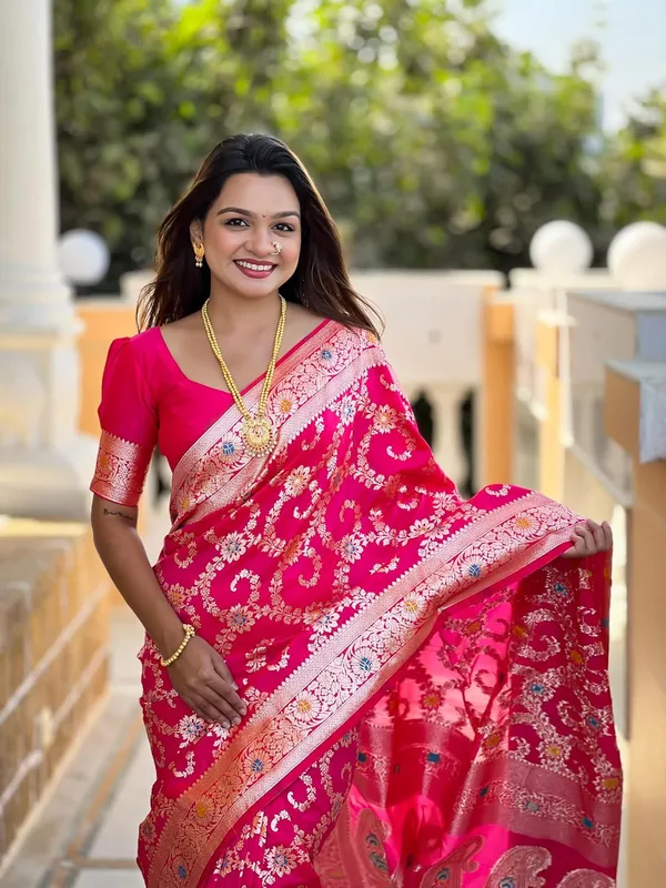 Banarasi_Silk_Blend_Woven_Saree_With_Blouse_Piece