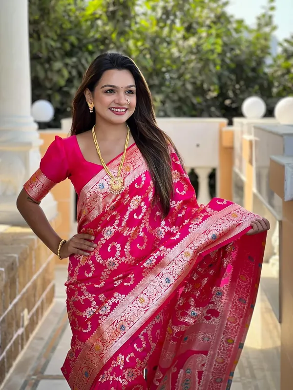 Banarasi_Silk_Blend_Woven_Saree_With_Blouse_Piece