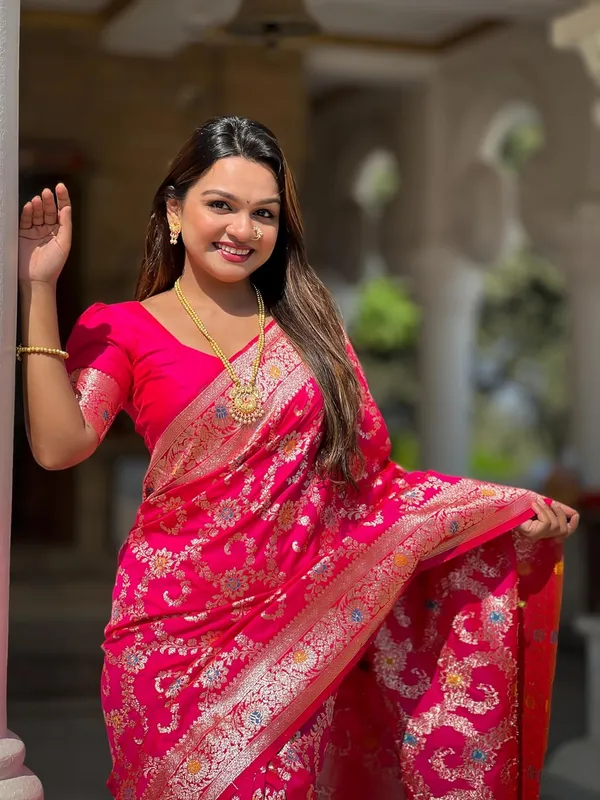 Banarasi_Silk_Blend_Woven_Saree_With_Blouse_Piece