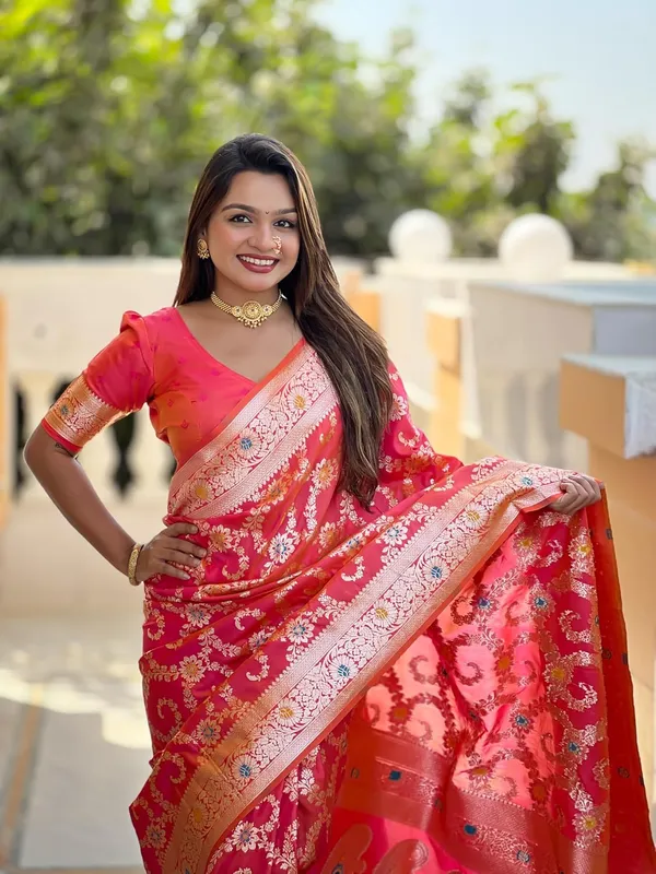 Banarasi_Silk_Blend_Woven_Saree_With_Blouse_Piece