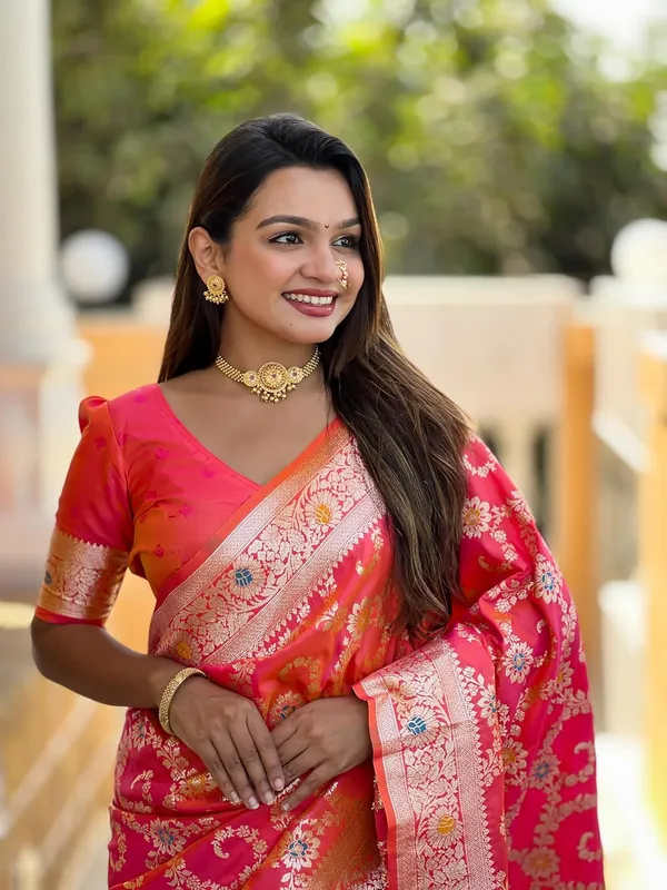 Banarasi_Silk_Blend_Woven_Saree_With_Blouse_Piece