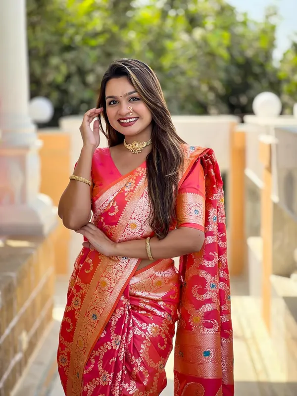 Banarasi_Silk_Blend_Woven_Saree_With_Blouse_Piece