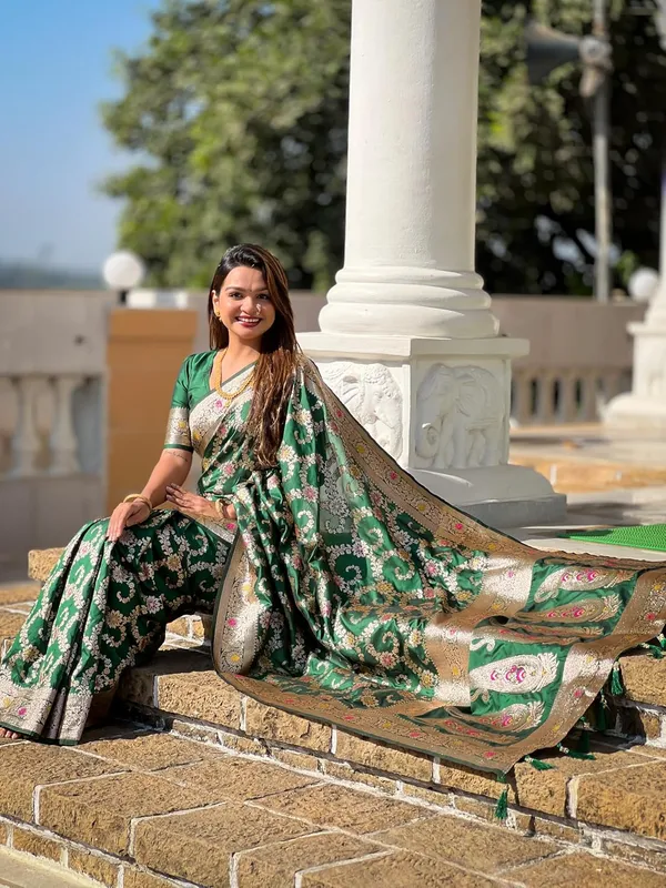 Banarasi_Silk_Blend_Woven_Saree_With_Blouse_Piece