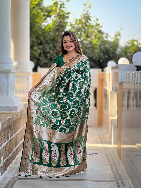 Banarasi_Silk_Blend_Woven_Saree_With_Blouse_Piece