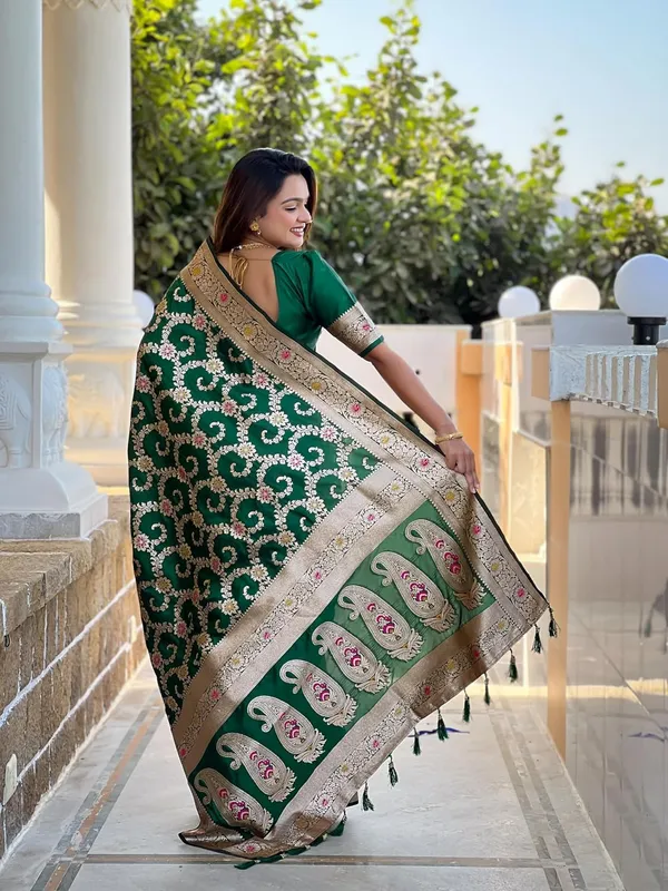 Banarasi_Silk_Blend_Woven_Saree_With_Blouse_Piece