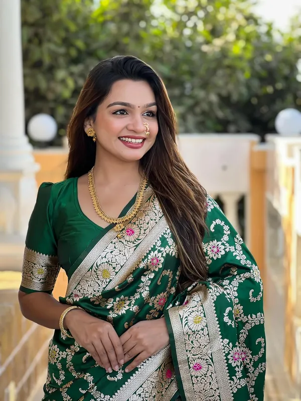 Banarasi_Silk_Blend_Woven_Saree_With_Blouse_Piece