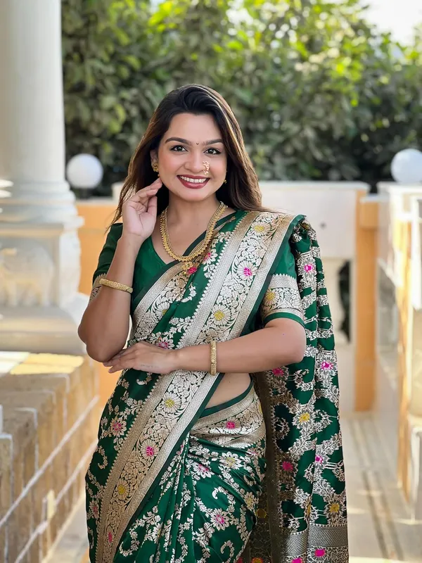 Banarasi_Silk_Blend_Woven_Saree_With_Blouse_Piece
