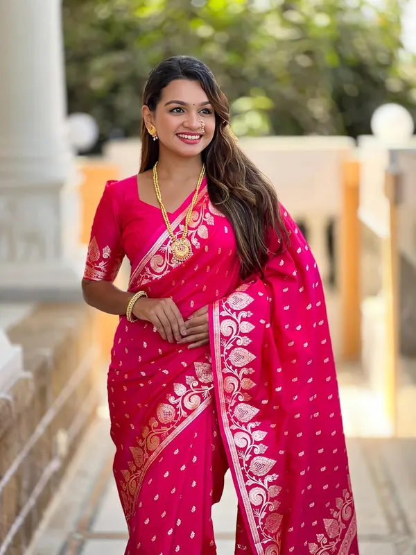 Women_Banarasi_Silk_Jacquard_Saree_With_Unstitched_Blouse_Piece