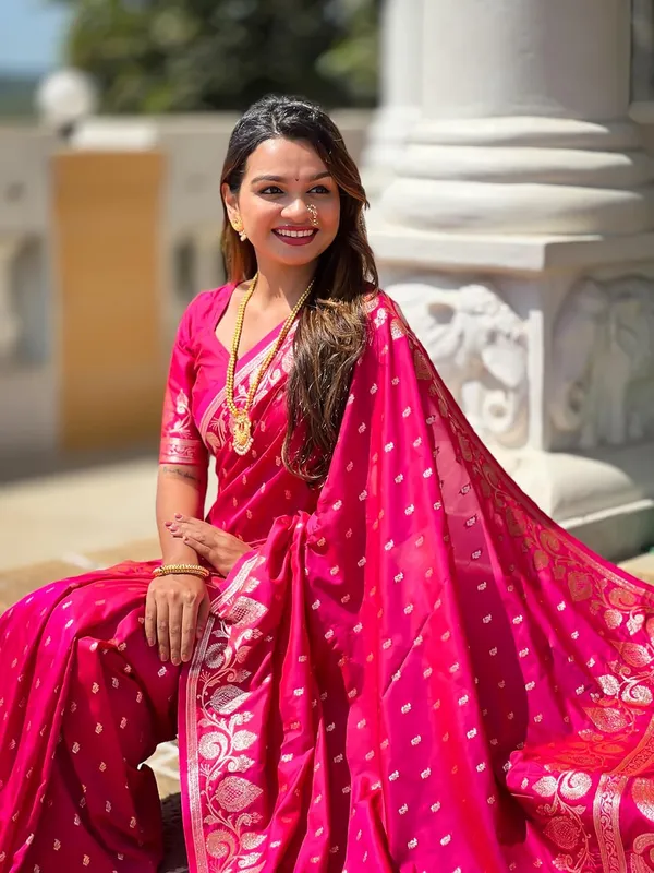 Women_Banarasi_Silk_Jacquard_Saree_With_Unstitched_Blouse_Piece