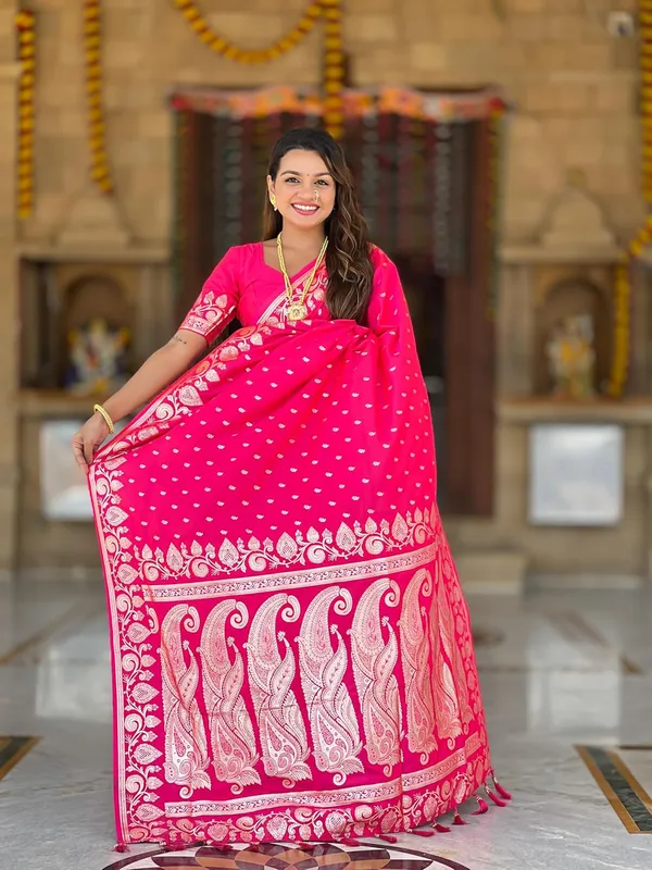 Women_Banarasi_Silk_Jacquard_Saree_With_Unstitched_Blouse_Piece