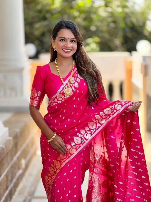 Women_Banarasi_Silk_Jacquard_Saree_With_Unstitched_Blouse_Piece