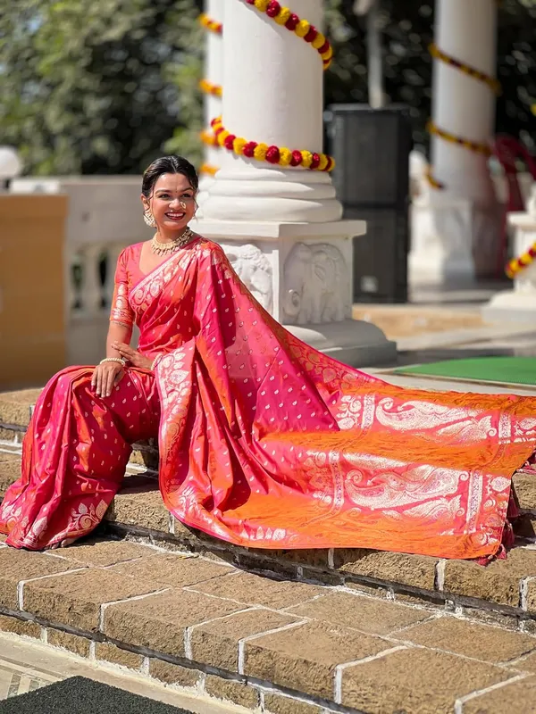 Women_Banarasi_Silk_Jacquard_Saree_With_Unstitched_Blouse_Piece