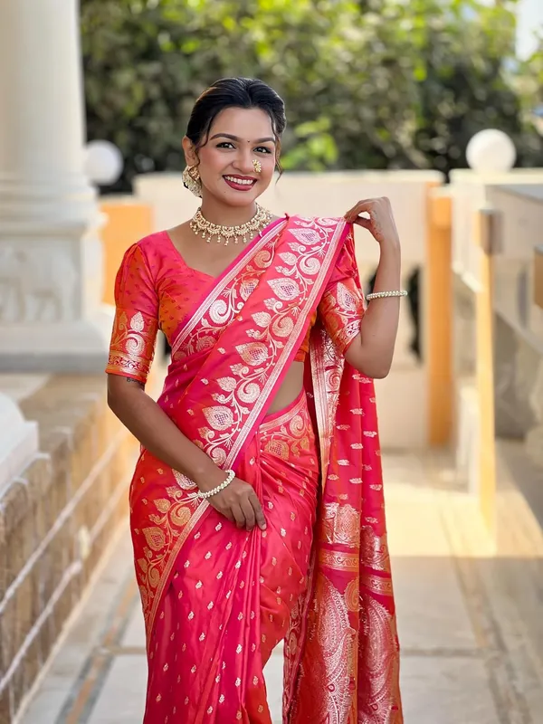 Women_Banarasi_Silk_Jacquard_Saree_With_Unstitched_Blouse_Piece