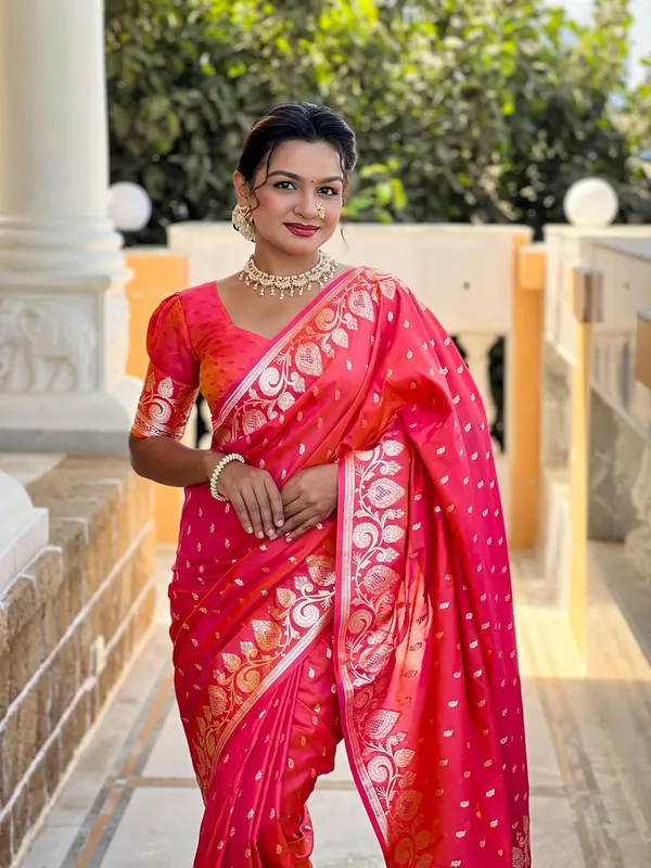 Women_Banarasi_Silk_Jacquard_Saree_With_Unstitched_Blouse_Piece