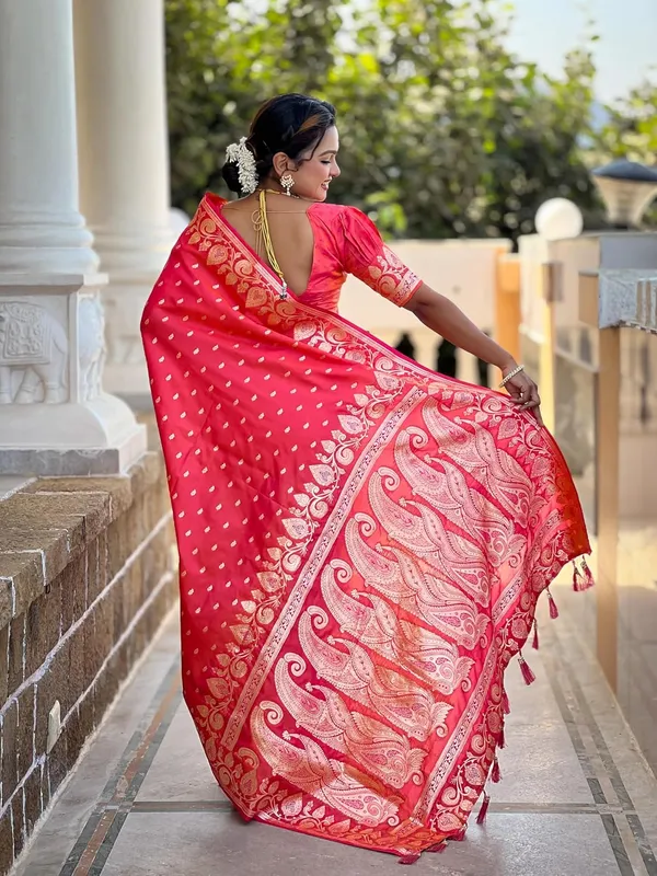 Women_Banarasi_Silk_Jacquard_Saree_With_Unstitched_Blouse_Piece