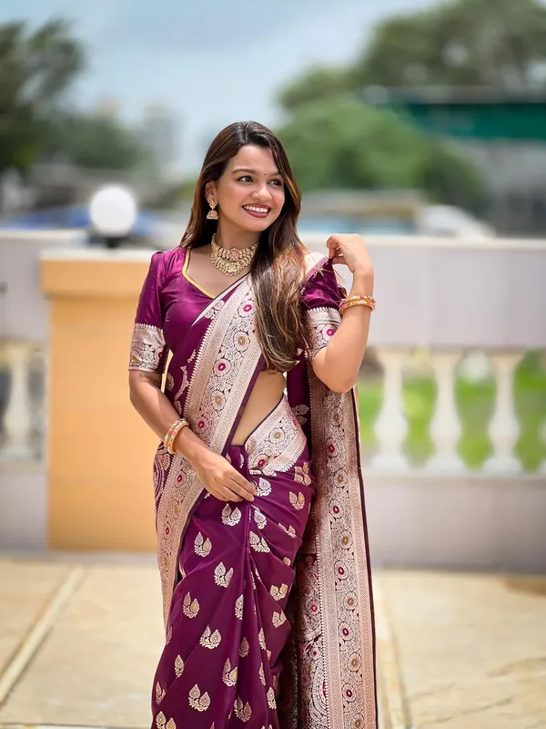 Women_Banarasi_Silk_Jacquard_Saree_With_Blouse_Piece