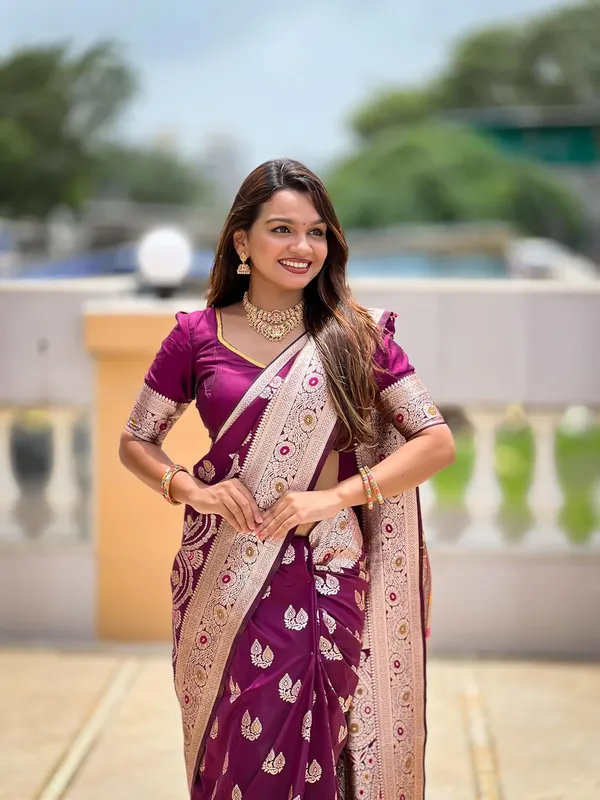 Women_Banarasi_Silk_Jacquard_Saree_With_Blouse_Piece