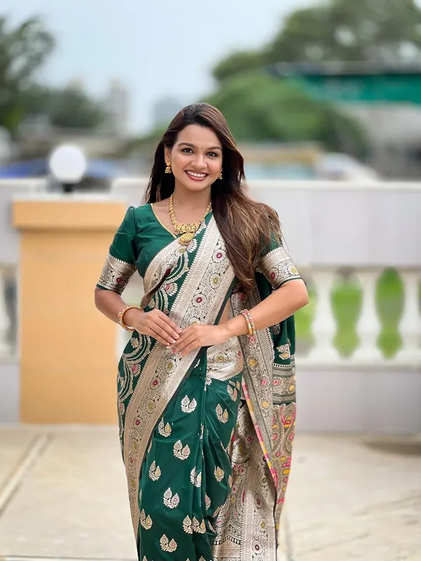 Women_Banarasi_Silk_Jacquard_Saree_With_Blouse_Piece