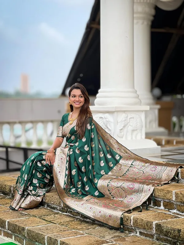 Women_Banarasi_Silk_Jacquard_Saree_With_Blouse_Piece