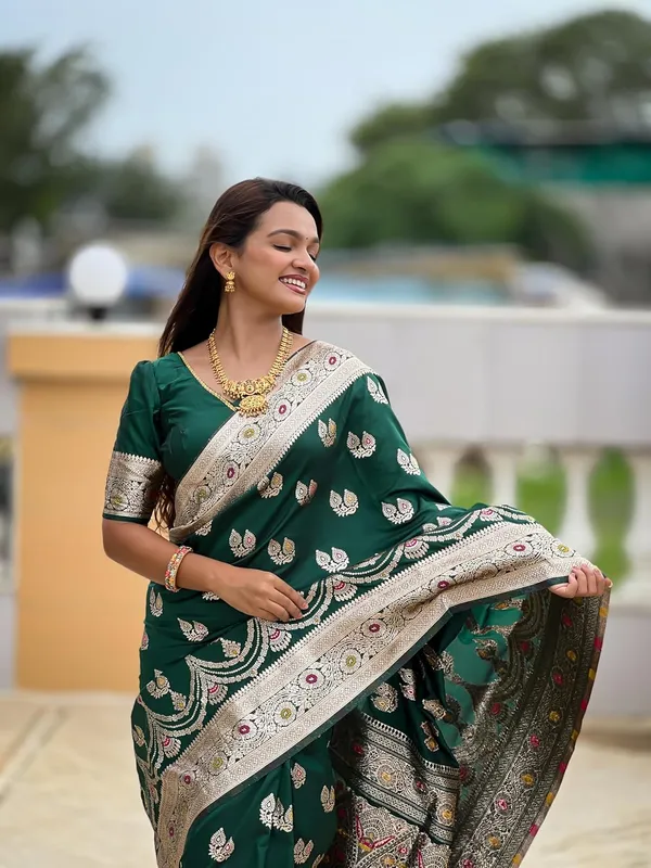 Women_Banarasi_Silk_Jacquard_Saree_With_Blouse_Piece