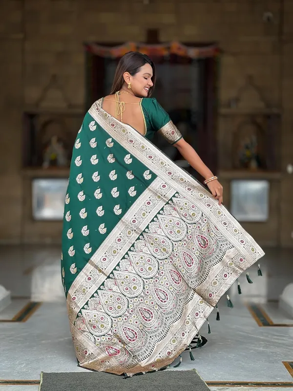 Women_Banarasi_Silk_Jacquard_Saree_With_Blouse_Piece