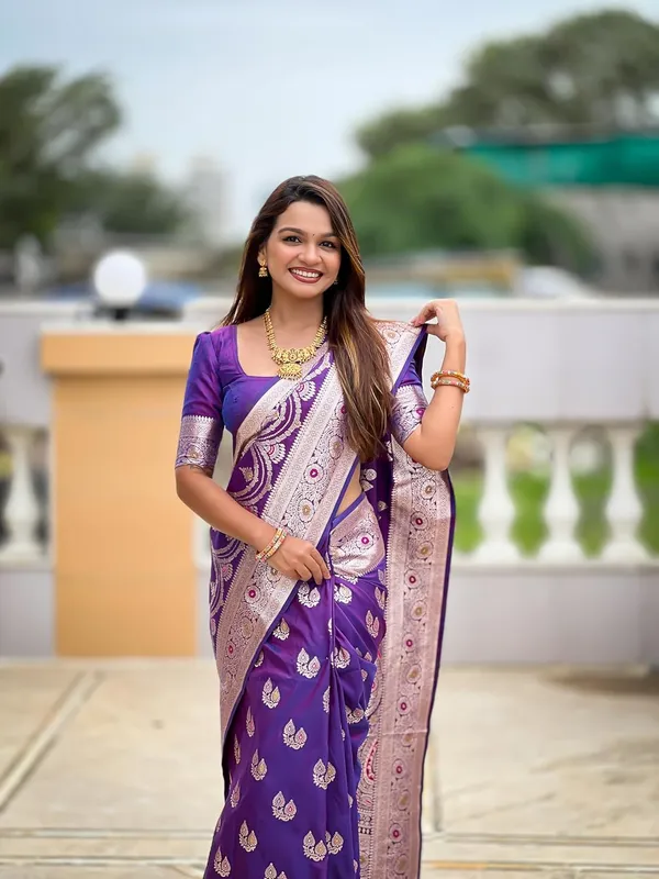 Women_Banarasi_Silk_Jacquard_Saree_With_Blouse_Piece