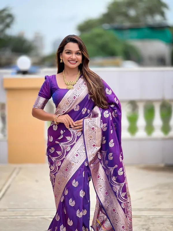 Women_Banarasi_Silk_Jacquard_Saree_With_Blouse_Piece