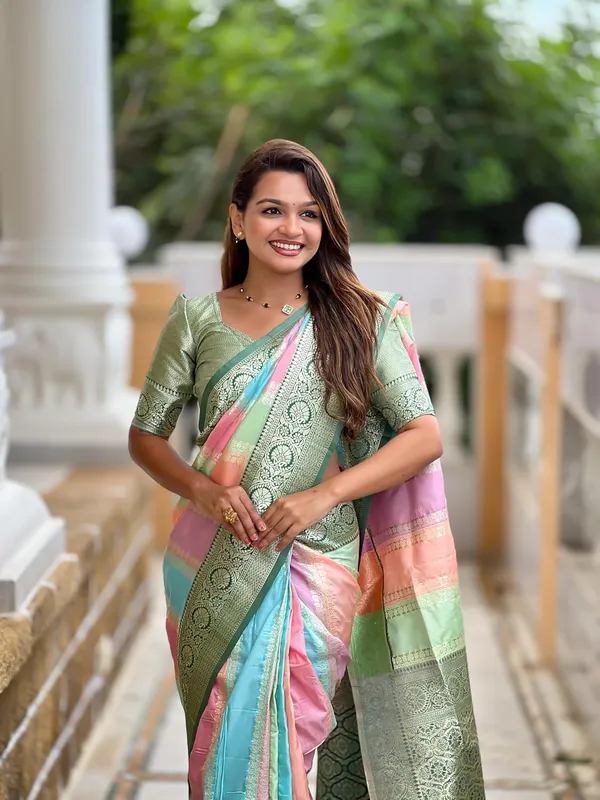 Women_Litchi_Silk_Jacquard_Saree_With_Blouse_Piece