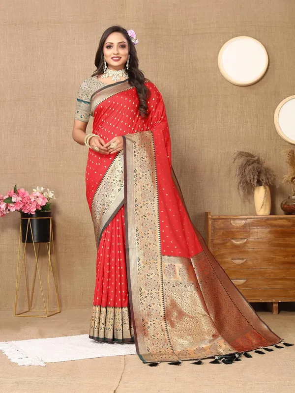 Women_Paithani_Lichi_Silk_Kanjivaram_Saree_With_Unstitched_Blouse_Piece