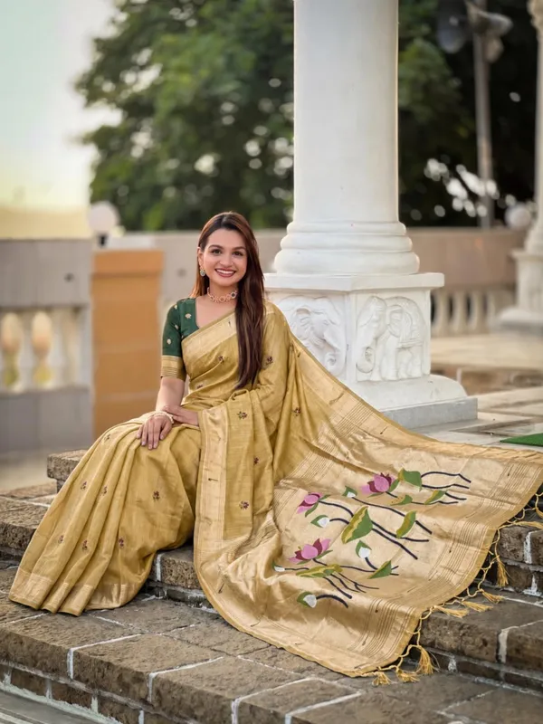 Cotton_Saree_With_Lotus_Floral_Design