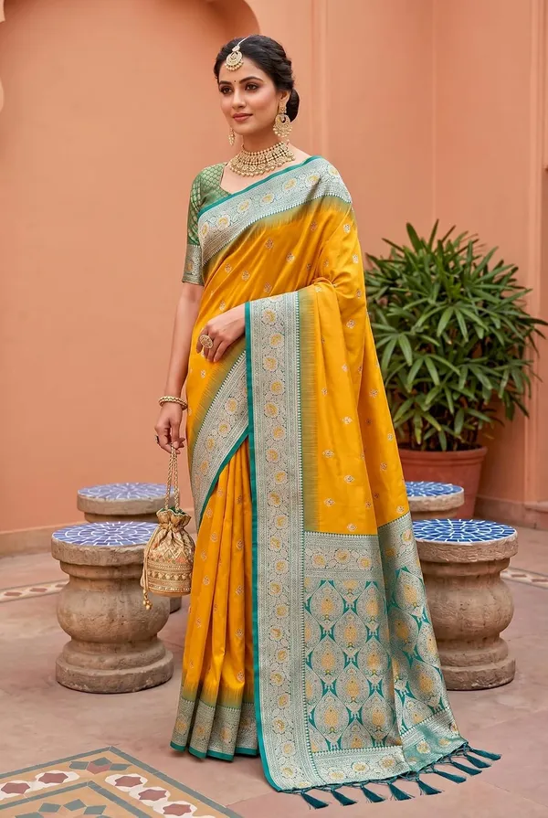 Silk_Saree_With_Zari_Weaving_And_Blouse_Piece