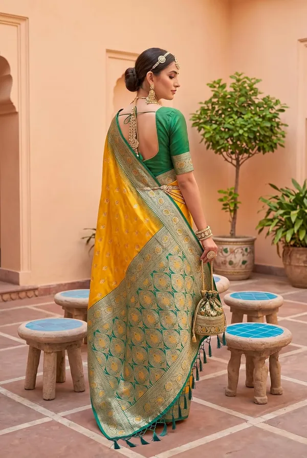 Silk_Saree_With_Zari_Weaving_And_Blouse_Piece