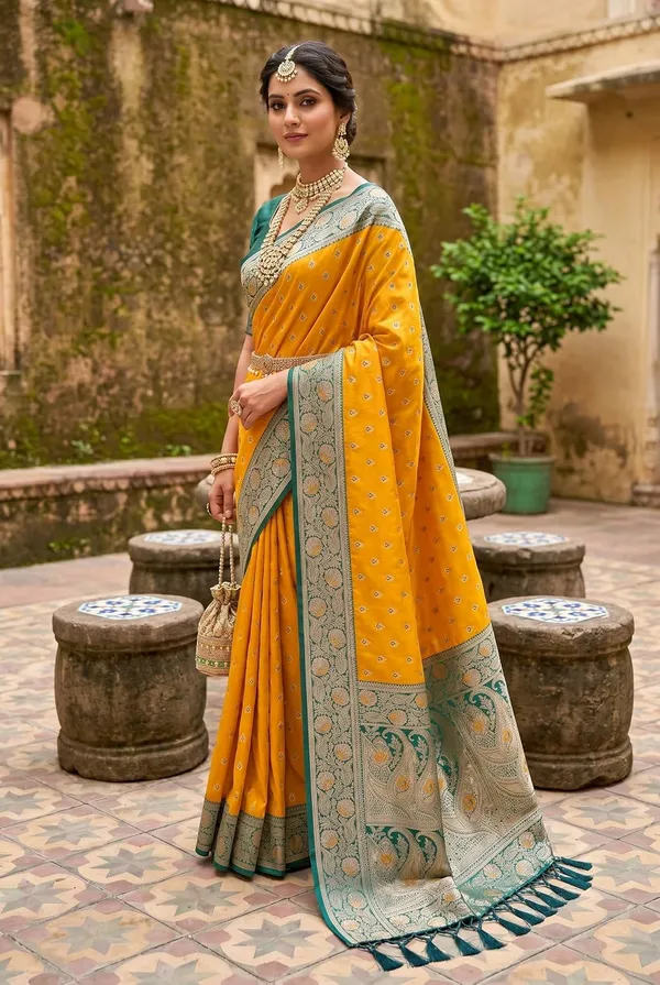 Silk_Saree_With_Zari_Weaving_And_Blouse_Piece