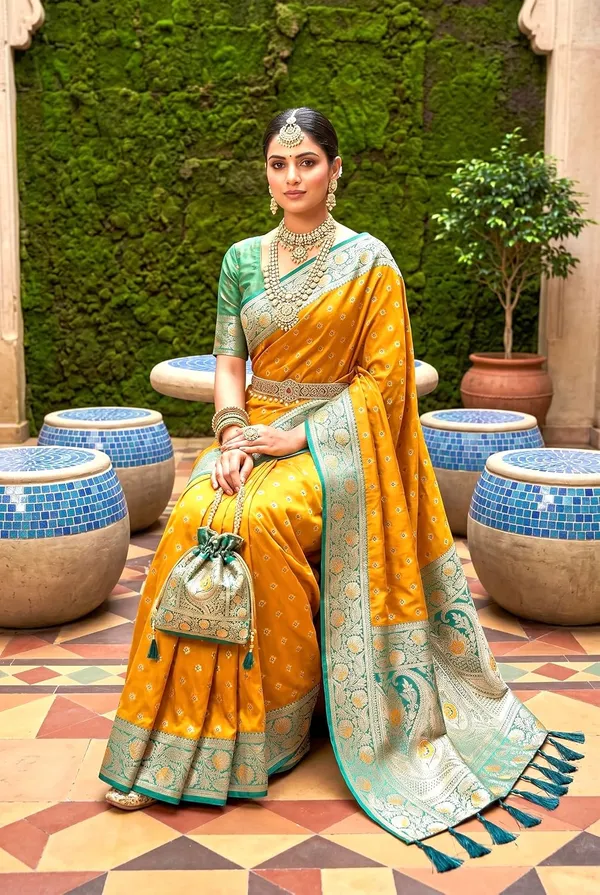 Silk_Saree_With_Zari_Weaving_And_Blouse_Piece