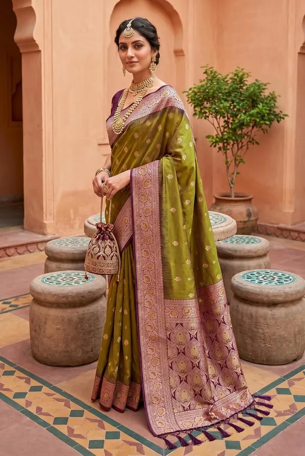 Silk_Saree_With_Zari_Weaving_And_Blouse_Piece