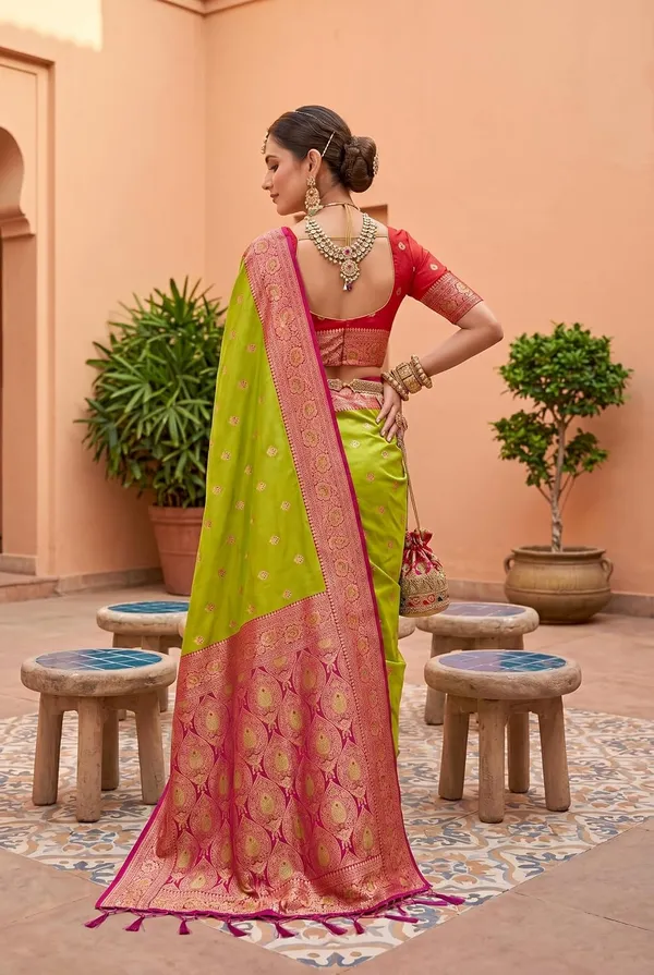 Silk_Saree_With_Zari_Weaving_And_Unstitched_Blouse_Piece