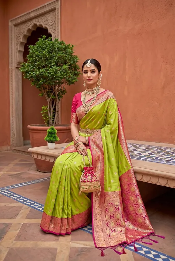 Silk_Saree_With_Zari_Weaving_And_Unstitched_Blouse_Piece
