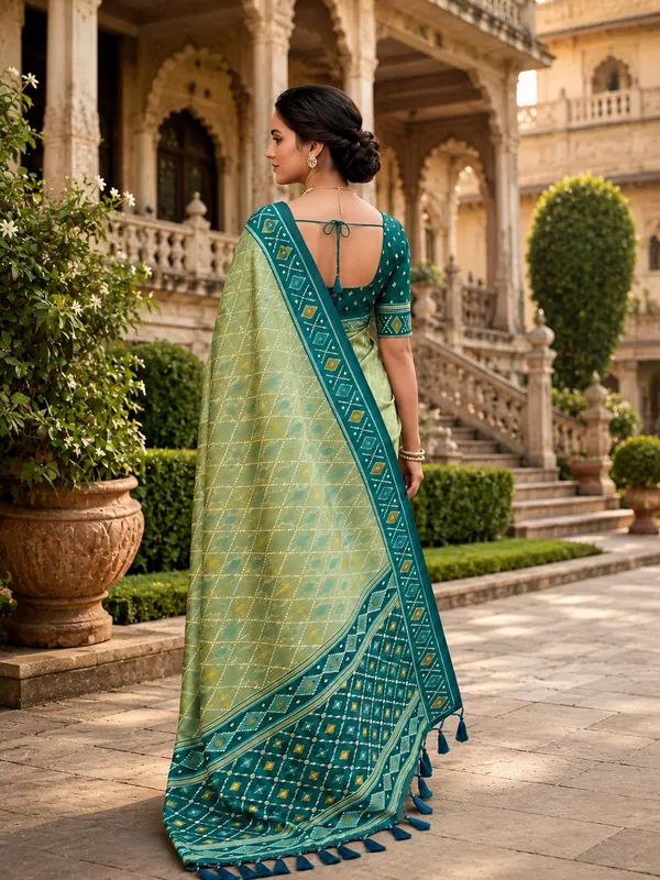 Patola_Silk_Saree_With_Blouse_Piece