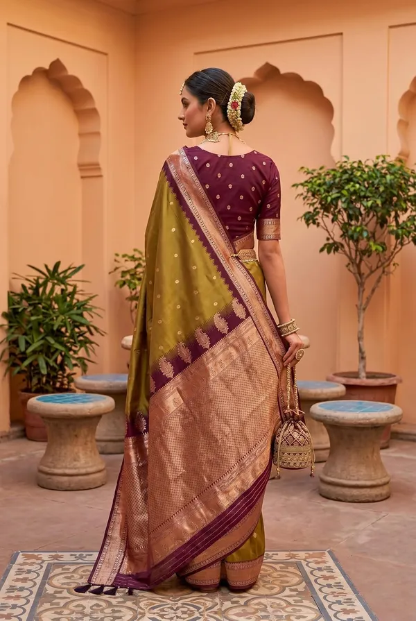 Silk_Saree_With_Zari_Weaving_And_Blouse_Piece