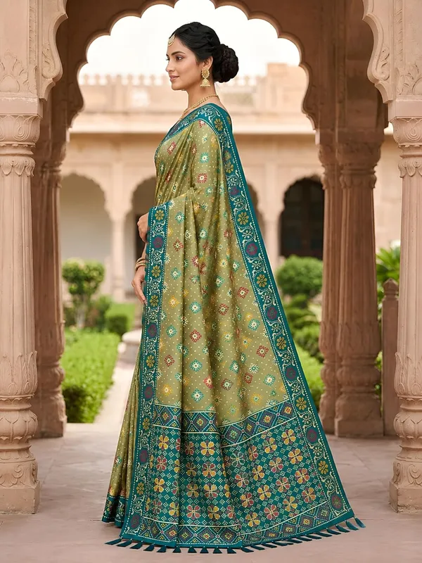Patola_Silk_Saree_With_Blouse_Piece