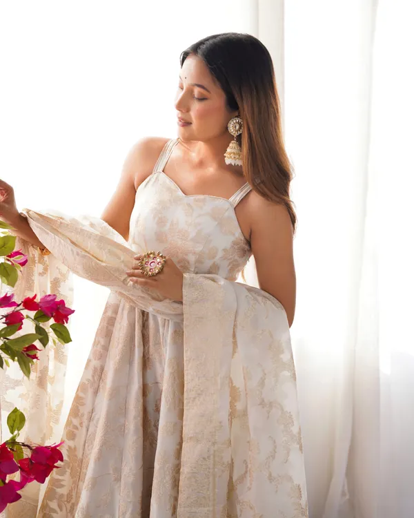 Elegant_Champagne_Gold_Floral_Banarasi_Organza_Dress