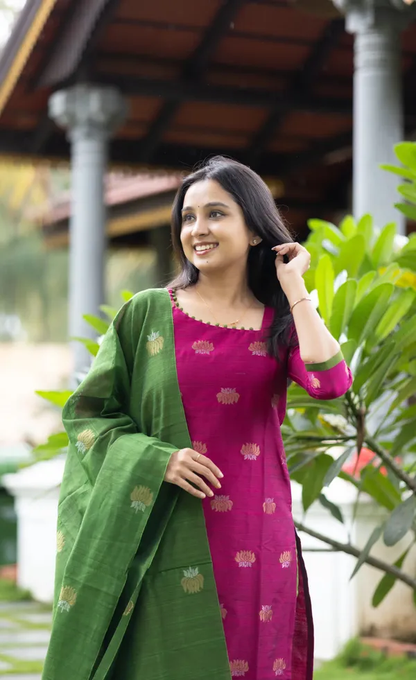 Elegant_Magenta_&_Green_Handloom_Cotton_Kurta_Set_with_Printed_Dupatta