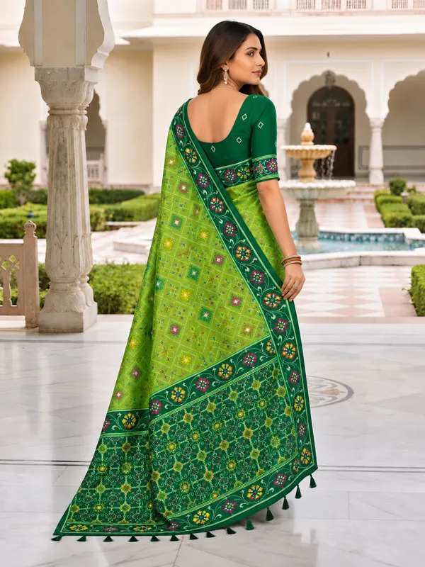 Elegant_Parrot_Green_Patola-Inspired_Printed_Saree_with_Contrast_Border